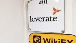 Посещение сайта direktbroker-FX на Кипре - рабочее место с логотипом Leverate