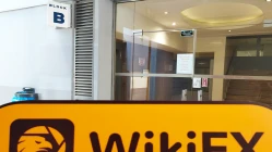 Una visita al sitio aAccuIndex en Chipre - Lugar de trabajo con el logotipo de Ruizean Markets