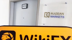 Una visita al sitio aAccuIndex en Chipre - Lugar de trabajo con el logotipo de Ruizean Markets