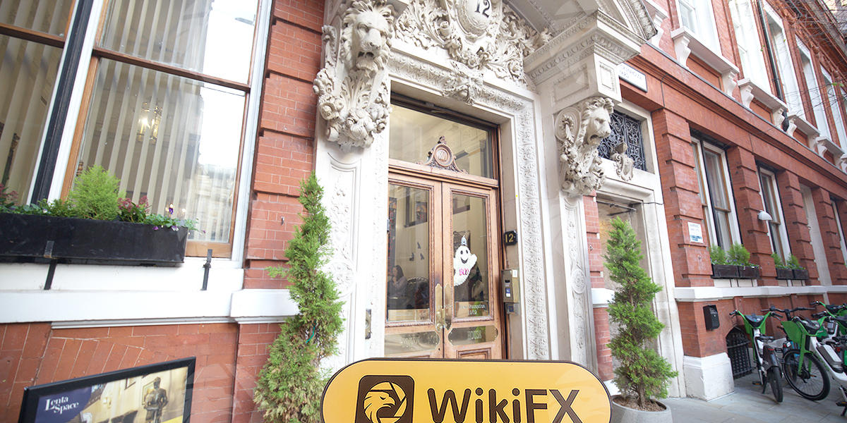 街道上有店铺的标志

中度可信度描述已自动生成