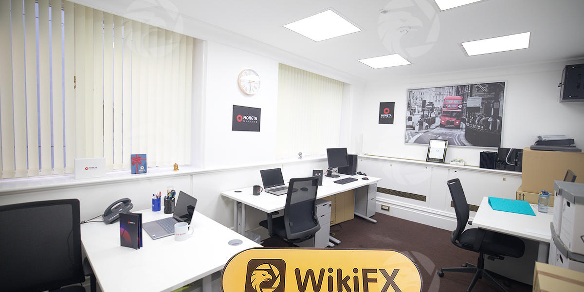 办公室的桌子上

描述已自动生成