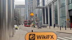 Admiral Markets イギリス  確認済み: 物理的な存在は確認されませんでした