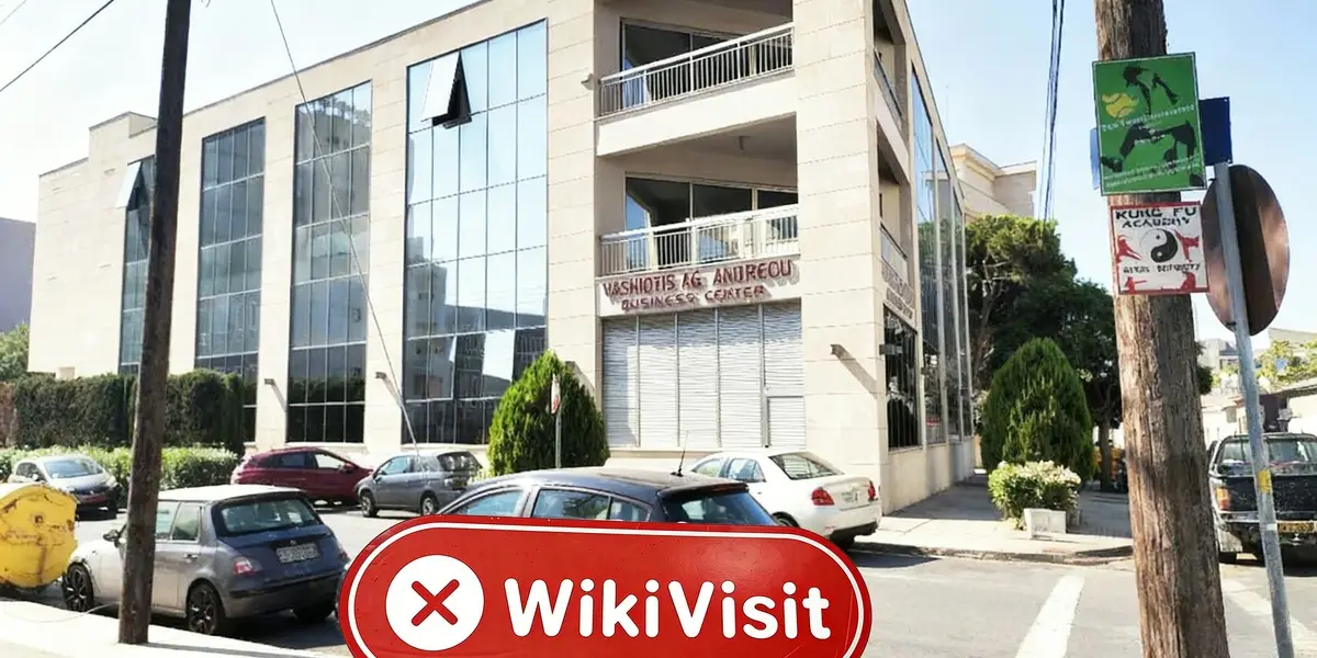 Una visita a iCFD Ltd. a Cipro - Ufficio con il logo di Vestle