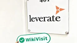 Посещение сайта direktbroker-FX на Кипре - рабочее место с логотипом Leverate