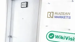 Una visita al sitio aAccuIndex en Chipre - Lugar de trabajo con el logotipo de Ruizean Markets