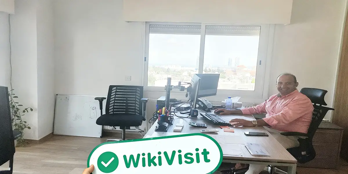 bir ziyaret Magic Compass Kıbrıs'ta -- ofis bulundu