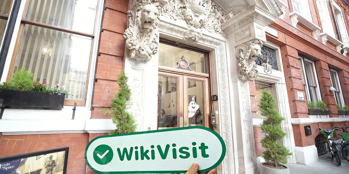 街道上有店铺的标志

中度可信度描述已自动生成